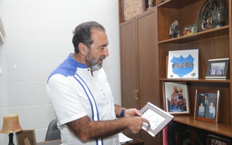 En su oficina tiene varios recuerdos de Emelec, entre esos fotos de antaño.