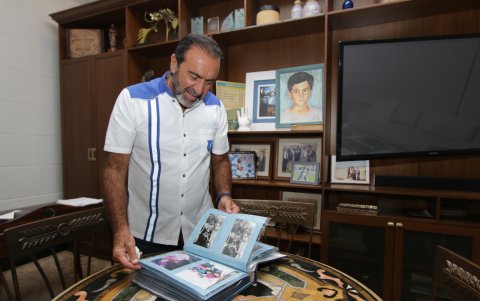 Uno de los objetos más preciados del titular azul, es el álbum de foto de todos sus hijos. Todos de color azul.