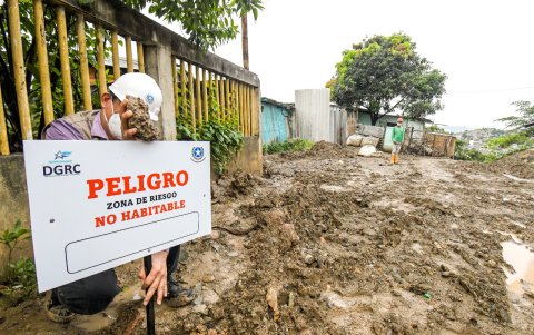 En ambos sectores se han colocado letreros que advierten el peligro.