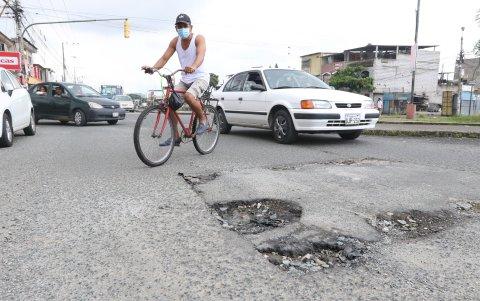 Mucho Lote. Igual ocurre en el redondel de Mucho Lote 1, a la altura de Las Orquídeas, donde se han formado huecos en varios tramos de la avenida.