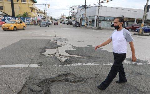 La presencia de los baches también causa preocupación a transeúntes, quienes deben estar muy atentos a las maniobras de los conductores.