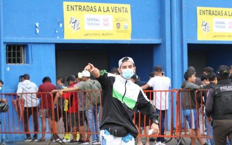 Uno de los aficionados muestra la entrada que pudo obtener para el duelo de la Tricolor.