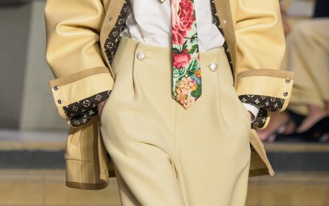 Pantalón con basta ancha.