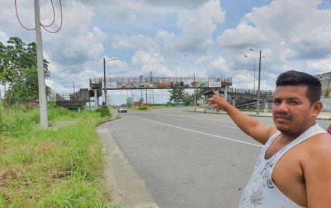 Un vendedor enseña el paso elevado donde dejaron colgado al cadáver.