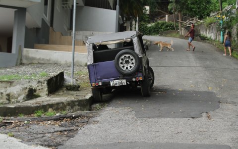 El asfalto de las calles de la ciudadela luce ‘parchado’ en algunos tramos, mientras que en otros se observa un gran descuido.