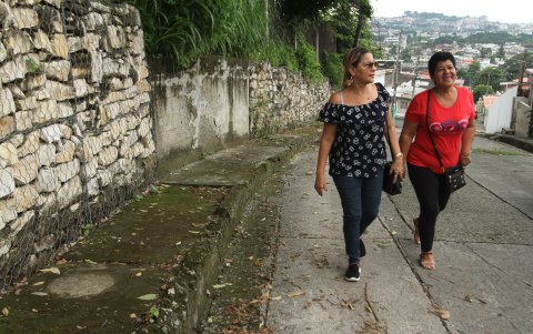 Los vecinos evitan caminar por las veredas que han adquirido un color verde por la lama. Temen resbalarse.