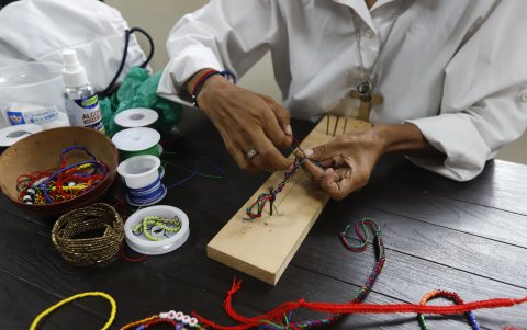 Utilidad. Diferentes actividades realizan los adultos mayores en el albergue.