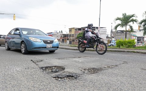 En el redondel que divide a la ciudadela las Orquídeas de Mucho Lote 1 también está afectado por grandes baches.