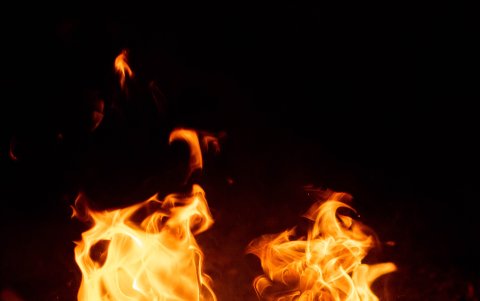 Experiencia gastronómica ‘Forces of Nature’ en AlUla, carne 'a la llama'. Foto de Bompas & Parr Studio.