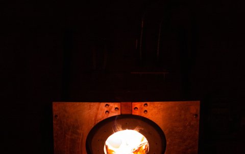Experiencia gastronómica ‘Forces of Nature’ en AlUla, roca fundida vertida. Foto de Bompas & Parr Studio.