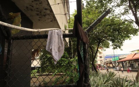 Los indigentes lavan su ropa en los charcos de agua y para que se sequen la colocan en las rejas de las puertas,  provocando un aspecto pintoresco en la zona.