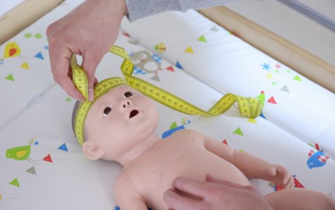Jonas Küppers mide en una situación simulada la circunferencia craneana de un muñeco de ensayo de parto.