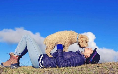 Glenda Giacometti Mejía primero empezó a retratarse con su mascota Kodak y después su propuesta se abrió al público.