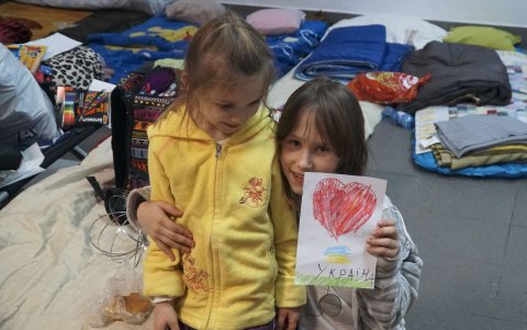 Miles de niños son víctimas directas de la guerra en Ucrania, al tener que abandonar su país y parte de su familia.