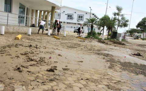 Salones. Esta zona aledaña a las escalinatas quedó repleta del lodo que se formó en las calles y que fue a parar al sitio.