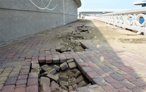 Sobre el malecón, el daño es evidente en los adoquines que adornan el piso.