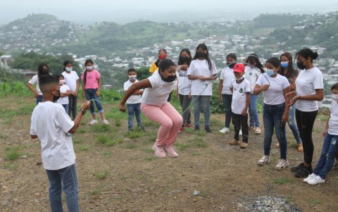 Durante la jornada hay tiempo para la diversión. Los juegos tradicionales como saltar la cuerda y las rondas son los preferidos.