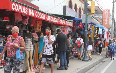 Estrecho. Los transeúntes o compradores deben pasar por una acera angosta y muchas veces lanzarse a la calle, donde los buses tampoco tienen espacio.
