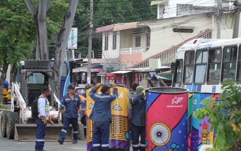 En algunos de estos maceteros se estampa el logo de la Alcaldía.