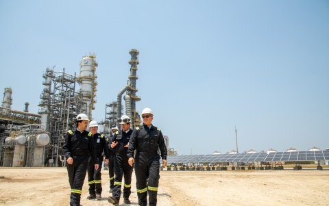 Iván Duque (d), durante la puesta en marcha del primer electrolizador de hidrógeno verde en la Refinería de Cartagena de Indias (Reficar), en Cartagena (Colombia).