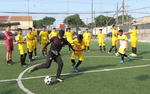 El Apache, que fue artillero de Barcelona, muestra su técnica en una filial del representativo amarillo.
