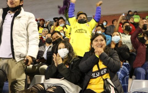 Lucrecia-Congacha llego desde Riobamba junto a su familia para ver a Barcelona