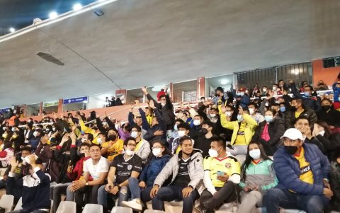 Los hinchas de Barcelona celebran el tanto de Gabriel Cortez en el estadio Bellavista.