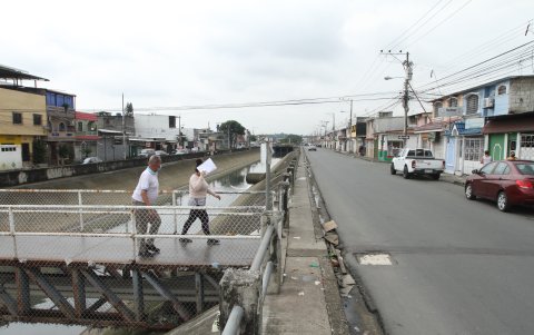 Un canal divide a Mucho Lote 1 de Las Orquídeas, pero en la primera urbanización lo gris gana. Carece de espacios verdes que refresquen la zona.