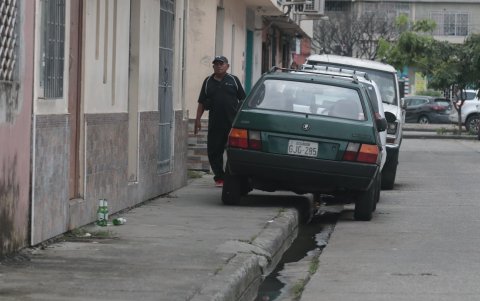 Los carros son colocados sobre las veredas de las viviendas ante la falta de parqueaderos.