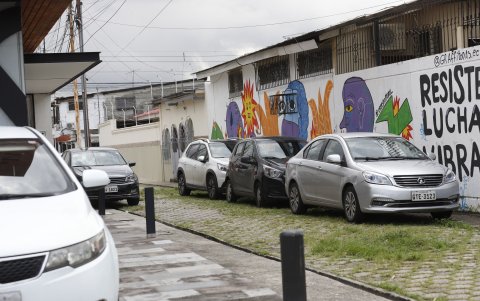 Una situación similar ocurre en Urdesa por la falta de parqueos.