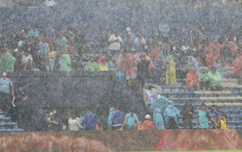 Los hinchas del Bombillo se cubren de la lluvia en la La Caldera.