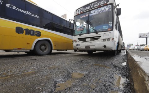 El gremio. Critica el estado en el que se encuentran las calles de Durán.
