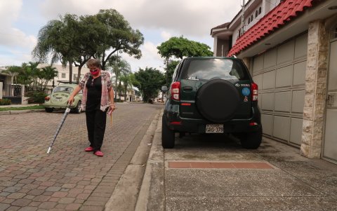 Los vehículos ocupan las aceras, lo que pone en peligro a los transeúntes.