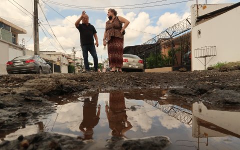 Huecos en las calles y baches complican la convivencia de las personas.