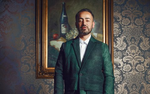 El negro es el gran protagonista de su armario y le encanta poder mezclarlo con otros colores y texturas. Aquí un look ideal para un cóctel.