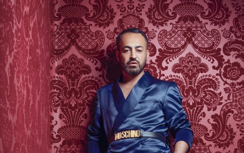 Este look de traje azul satinado lo combina con un cinturón de una de sus marcas favoritas, Moschino. Lo usaría para un evento nocturno.