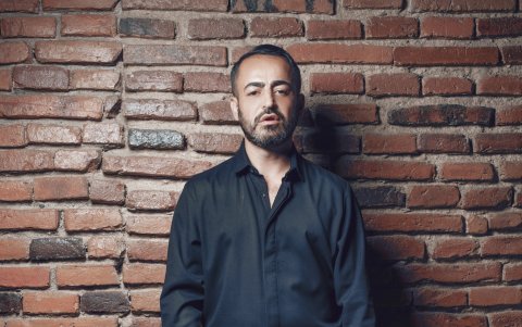 Este total black viene bien para la mañana y la noche. Se puede acomodar a cualquier ocasión.