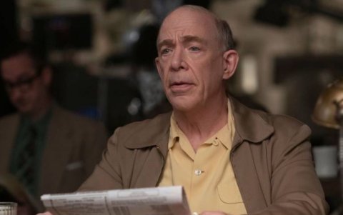 J K Simmons personifica al vecino gruñón de los Ricardo.