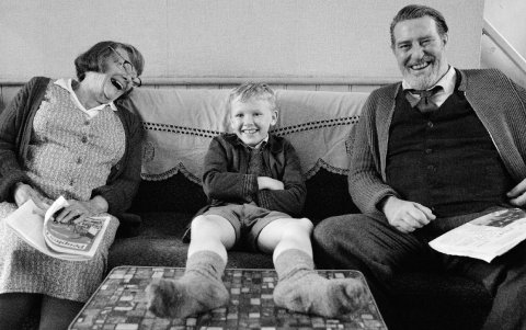 Ciaran Hinds enternece en su rol de abuelo.