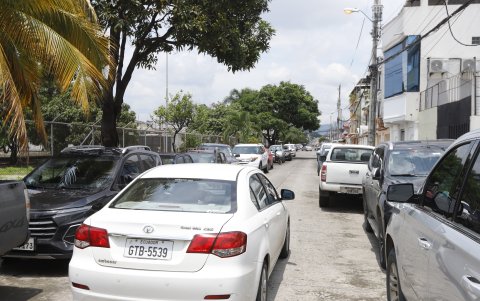 Los carros se toman las aceras de ambos lados de las calles originando trancones en la avenida.