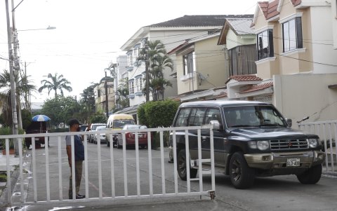 Los vecinos de La Garzota han tenido que cerrar sus peatonales para evitar el acceso de personas extrañas.