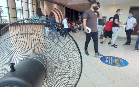 En algunos de los cubículos se observaron ventiladores, estos intentaban paliar el calor de los usuarios.