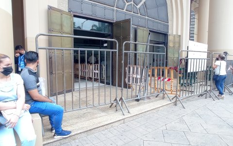 La semana pasada, a decir de los usuarios, las puertas estaban cerradas, lo que complicó más el escenario. Esta semana, cerca de la puerta, hubo menos quejas.