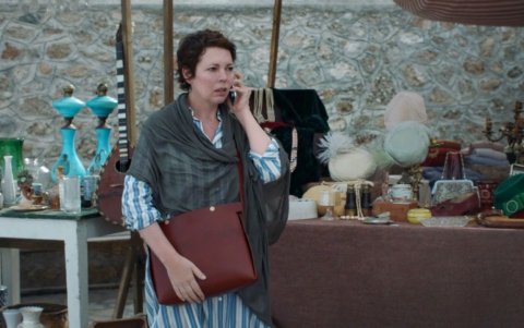 Olivia Colman hace que su rostro tiemble sutilmente y, a momentos, no sabemos si va a llorar, reír o mostrar nuevas emociones.