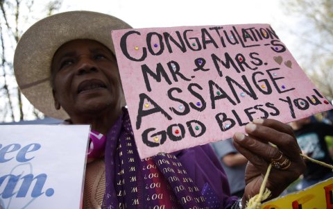 Simpatizantes de Assange en los exteriores.