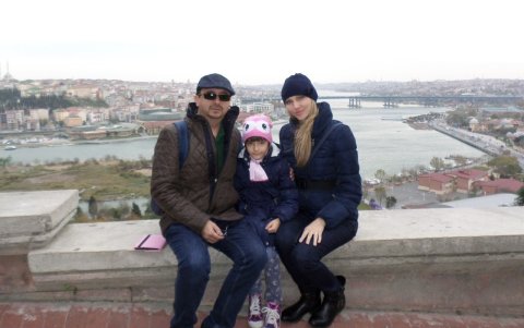 En compañía de su esposa Tania Fadina y Emilia, su única hija.