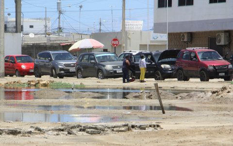Cerca de Costa de Oro, en plena vía principal que conduce a Salinas, el agua permanece empozada, siempre en invierno.