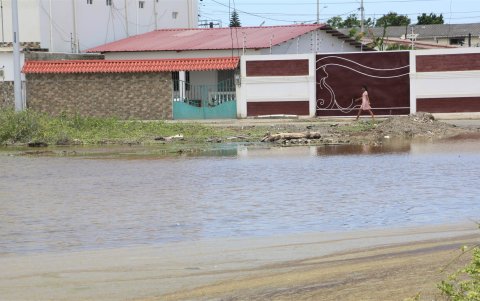 En La Milina, la situación se repite. Baches y lagunas de agua en las calle son parte del escenario.