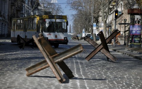Un trolebus sortea las defensa anti tanque colocadas en una calle de la ciudad de Odesa este jueves.