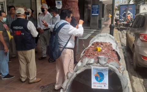 El plantón se realizó en las calles Luque y Pichincha. La prensa estuvo presente